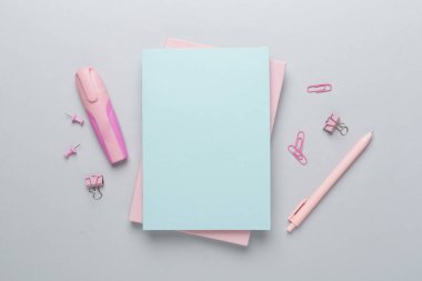 Renk arkaplanı ve üst görünümü üzerine kırtasiye içeren defter