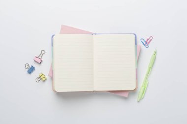 Renk arkaplanı ve üst görünümü üzerine kırtasiye içeren defter