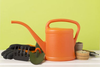 Tahta masadaki turuncu sulama kutusu.