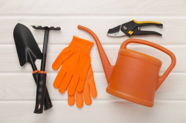 Ahşap arka planda turuncu bahçe araçları, üst görünüm