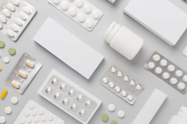 Su toplamada, kutularda ve renk arkaplanında farklı haplar vardı.