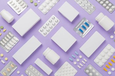 Su toplamada, kutularda ve renk arkaplanında farklı haplar vardı.