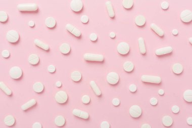 Farklı ilaç ve kapsüllerle renklendirilmiş düz bir zemin