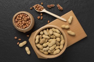 Soyulmuş ve soyulmamış fıstıklar beton arka planda, üst manzara