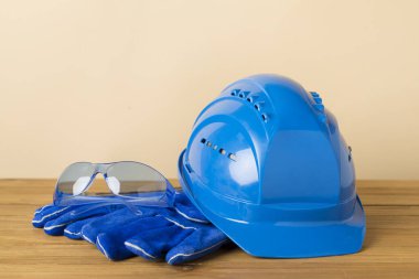 Ahşap masada mavi inşaat ekipmanları