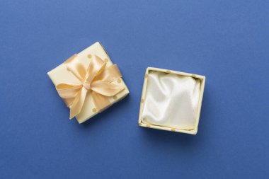 Renk arkaplanı, üst görünümde bej rengi açık hediye kutusu