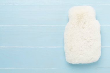 Kabarık su ısıtıcı torba ahşap arka planda, üst manzara