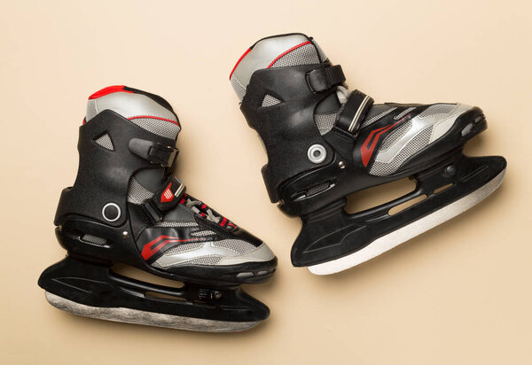 Коньки на цветном фоне, вид сверху