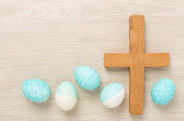 Ahşap zemin üzerinde çapraz paskalya yumurtaları, üst manzara