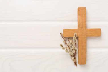Söğüt dallarıyla ahşap arka planda kesiştir, üstte, manzarada. Palm Sunday konsepti