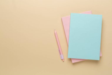 Renk arkaplanı ve üst görünümü üzerine kırtasiye içeren defterler