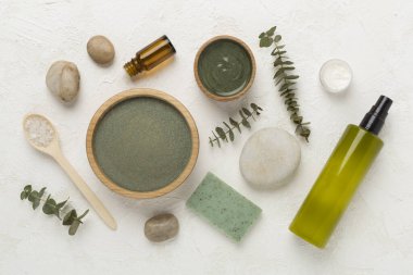 Beton zemin üzerinde kozmetik kil ve spa ürünleri ile kompozisyon, üst görünüm
