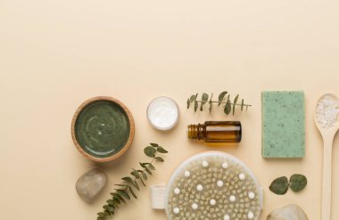 Renkli arka planda kozmetik kil ve spa ürünleri ile kompozisyon, üst görünüm