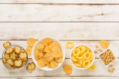 Ahşap arka planda soslu farklı lezzetli atıştırmalıklar.