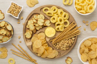 Ahşap arka planda soslu farklı lezzetli atıştırmalıklar.