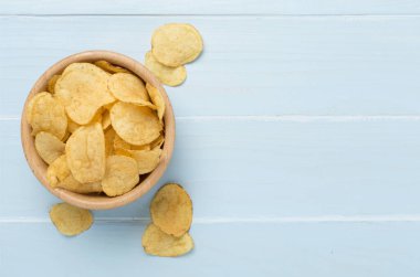 Sarı arka planda patates cipsi veya cips yakın plan.