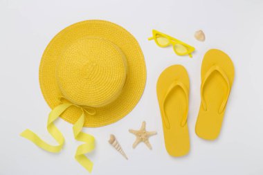 Sarı arkaplanda düz gezgin aksesuarları ve metin için boş alan. Üst düzey seyahat ya da tatil konsepti. Yaz arkaplanı.