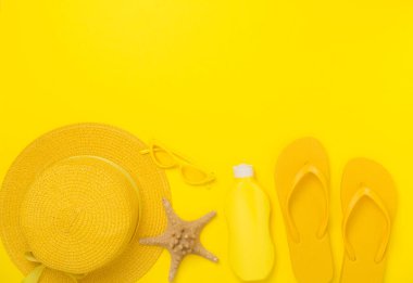 Düz yatıyordu, sarı yaz kıyafeti ve renk arka planı vardı. Tatil kavramı