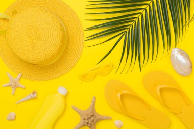 Düz yatıyordu, sarı yaz kıyafeti ve renk arka planı vardı. Tatil kavramı