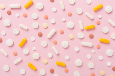 Farklı ilaç ve kapsüllerle renklendirilmiş düz bir zemin
