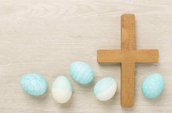 Uova Pasqua Con Croce Fondo Legno Vista Dall Alto — Foto Stock