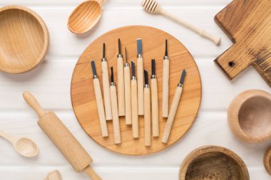 Ahşap arka planda marangoz araçları, üst görünüm