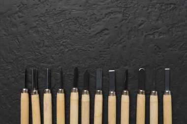 Beton zemin üzerinde marangoz araçları, üst görünüm