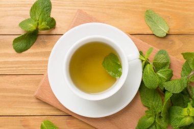 Ahşap arka planda taze nane çayı, üst manzara.