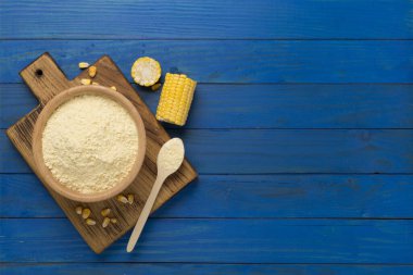 Tahta arka planda taze koçanlı mısır unu.