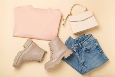 Renkli arka plan ve üst görünümde modaya uygun bahar kıyafetiyle düz uzandı