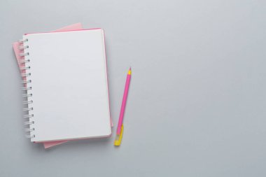 Renk arkaplanı ve üst görünümü üzerine kırtasiye içeren defterler