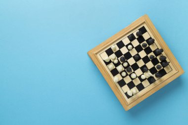 Renk arkaplan üzerinde tahta satranç, üst görünüm