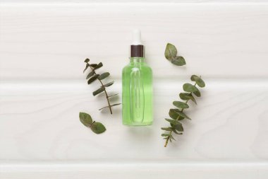 Ahşap arka planda bitkisel yüz serumu, üst görünüm