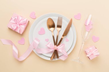 Renkli arka plan, üst görünüm Sevgililer Günü için şölen masası ayarları