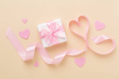 Sevgililer Günü kompozisyonu. Renkli arka plan, üst görünüm hediyeleri..