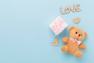 Sevgililer Günü kompozisyonu. Renkli arka plan, üst görünüm hediyeleri..