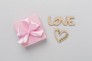 Sevgililer Günü kompozisyonu. Renkli arka plan, üst görünüm hediyeleri..