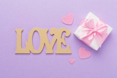 Sevgililer Günü kompozisyonu. Renkli arka plan, üst görünüm hediyeleri..