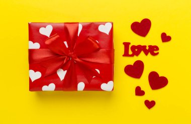 Renkli arka planda kupa olan hediye kutusu, üst manzara. Sevgililer Günü konsepti