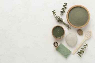 Beton zemin üzerinde kozmetik kil ve spa ürünleri ile kompozisyon, üst görünüm