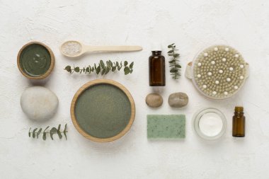 Beton zemin üzerinde kozmetik kil ve spa ürünleri ile kompozisyon, üst görünüm
