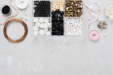 Beton arka planda el yapımı mücevherler ve boncuklar, üst görünüm