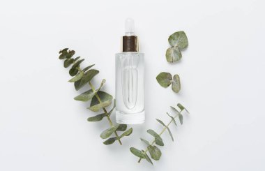 Renk arkaplan üzerinde bitkisel yüz serumu, üst görünüm