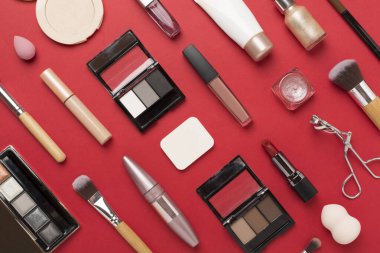 Makyaj ürünleri ve renk arkaplan araçları ile düz uzandı