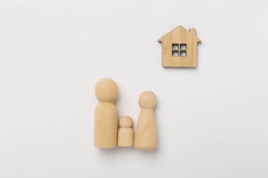 Ahşap aile figürleri.