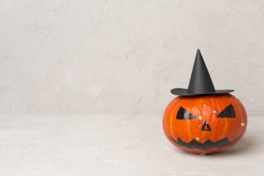 Beton masa üzerinde jack o lanter dekoru ile Cadılar Bayramı kompozisyonu