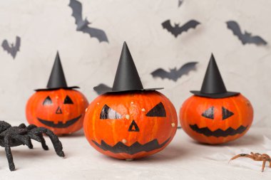 Beton masa üzerinde jack o lanter dekoru ile Cadılar Bayramı kompozisyonu