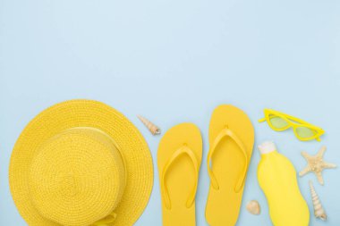 Düz yatıyordu, sarı yaz kıyafeti ve renk arka planı vardı. Tatil kavramı