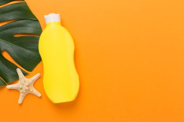 Renk arkaplanında yaz dekoru olan güneş kremi, üst görünüm