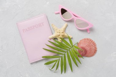 Beton zemin üzerinde seyahat aksesuarları ile parlak düz yatıyordu, üst görünüm